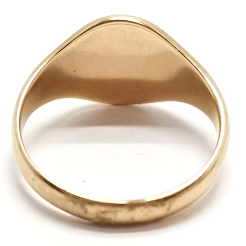 560 - 9ct hallmarked gold signet ring - size S & 4.9g