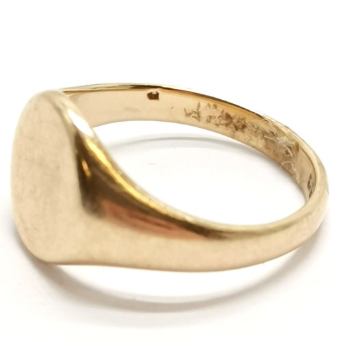 560 - 9ct hallmarked gold signet ring - size S & 4.9g