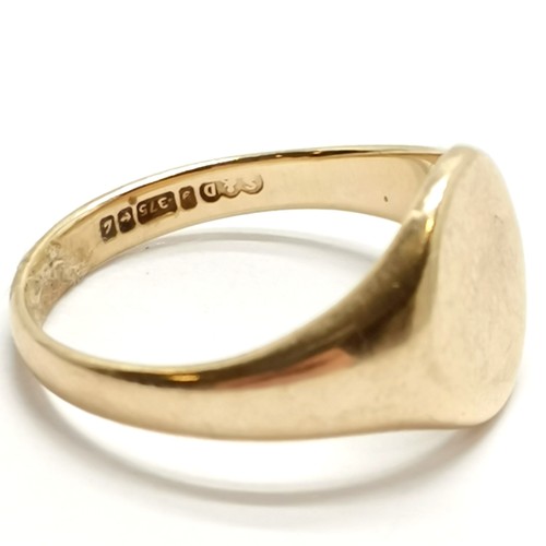 560 - 9ct hallmarked gold signet ring - size S & 4.9g