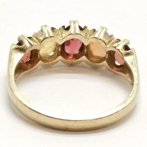 564 - 9ct hallmarked gold opal & garnet stone set ring - size N & 3.1g total weight