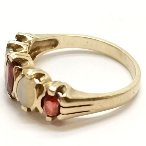 564 - 9ct hallmarked gold opal & garnet stone set ring - size N & 3.1g total weight