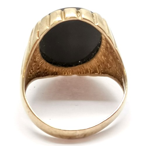 578 - 9ct hallmarked gold gents signet ring set with oval onyx panel and has reeded detail to shoulders - ... 