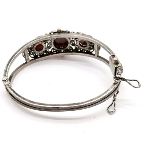 600 - 800 silver bangle set with 3 large facetted garnets - 6cm across & 24g total weight