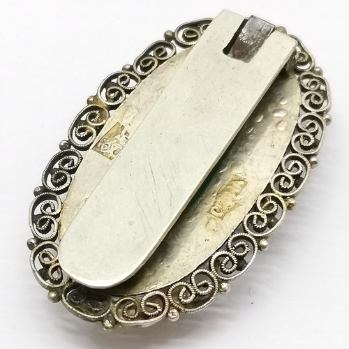 622 - Antique Chinese silver & jade clip - 3.5cm across and has makers marks to reverse ~ 9.3g total weigh... 