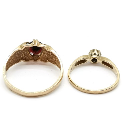 631 - 2 x 9ct hallmarked gold rings - diamond solitaire (size O) & garnet (size V) - total weight (2) 5.4g