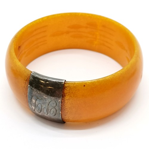 643 - Qty of amber jewellery inc bangle with unmarked silver mount (7.5cm diameter and has been repaired),... 