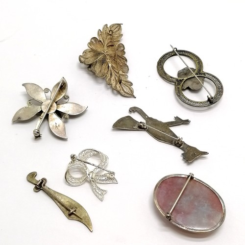 651 - 7 x silver brooches (some unmarked) inc roadrunner, filigree with additional flowers (6.8cm), Palest... 