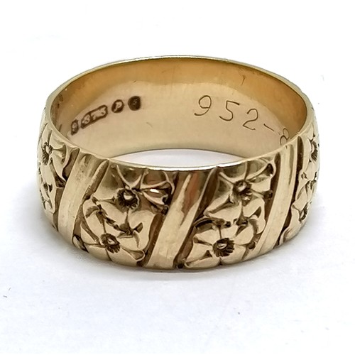 662 - 9ct hallmarked gold wedding band with engraved flower decoration - size S & 6g & 8mm wide