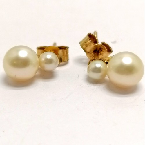 664 - Pair of 9ct marked gold pearl earrings - 1.4g total weight