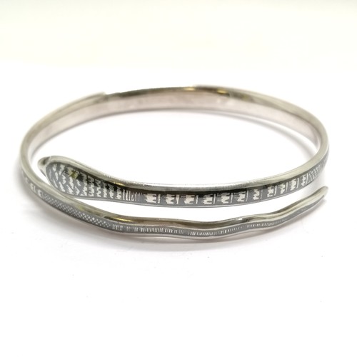 665 - Unmarked silver snake bangle with niello detail - 7.8cm diameter & 47g total weight