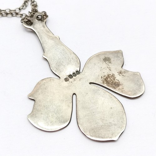 666 - 1977 Alastair Norman Grant enamel flower pendant (4.5cm) on a 50cm silver chain ~ total weight 5.9g ... 