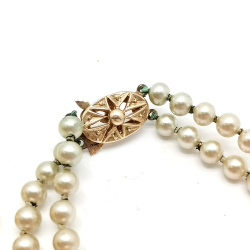 672 - 2 x double strands of mock pearls - both have 9ct gold clasps (1 set with amethyst & pearl - necklac... 