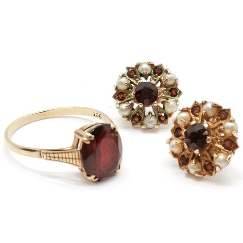 681 - Pair of 9ct hallmarked gold garnet / pearl cluster earrings t/w 9ct marked gold garnet ring  (size Q... 