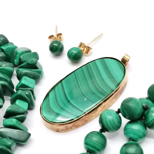 682 - 9ct gold mounted malachite bead necklace (44cm), pendant & earrings t/w raw malachite necklace