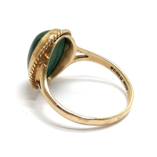 691 - 9ct hallmarked gold cabochon malachite stone set ring - size Q & 3.6g