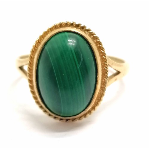 691 - 9ct hallmarked gold cabochon malachite stone set ring - size Q & 3.6g