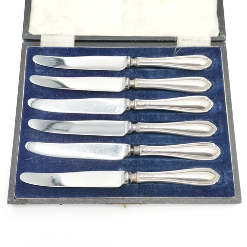 769 - Cased set of silver handled butter knives, 2 of the knives have the handles coming apart