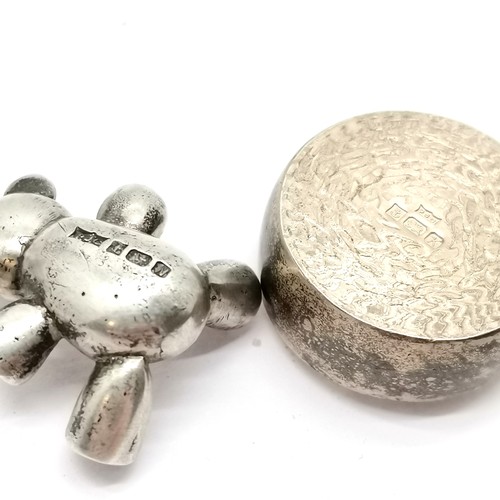 783 - Novelty silver hallmarked teddy bear (1.9cm) + pill box with frog lid - both by PJC ~ total weight (... 