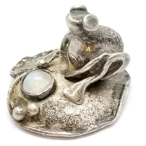 783 - Novelty silver hallmarked teddy bear (1.9cm) + pill box with frog lid - both by PJC ~ total weight (... 