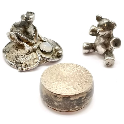 783 - Novelty silver hallmarked teddy bear (1.9cm) + pill box with frog lid - both by PJC ~ total weight (... 