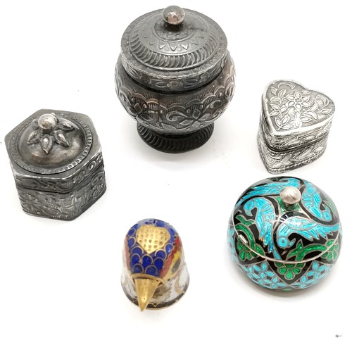 784 - 4 silver pill boxes (2 x 800, 1 x 925 (enamel) & 1 unmarked) t/w birds head novelty cloisonne thimbl... 