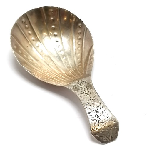 795 - Georgian silver caddy spoon with shell design bowl - 7.5cm & 11.9g ~ slight distortion to handle joi... 