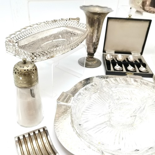 40 - Qty of silver plated ware inc cased teaspoons, Mappin & Webb hors d'ouvres 33cm dish (slight chips t... 