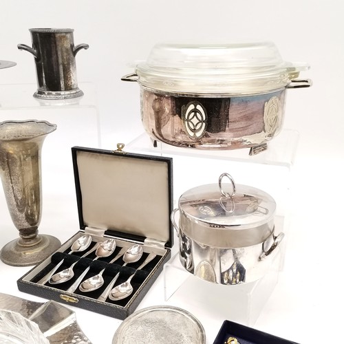 40 - Qty of silver plated ware inc cased teaspoons, Mappin & Webb hors d'ouvres 33cm dish (slight chips t... 