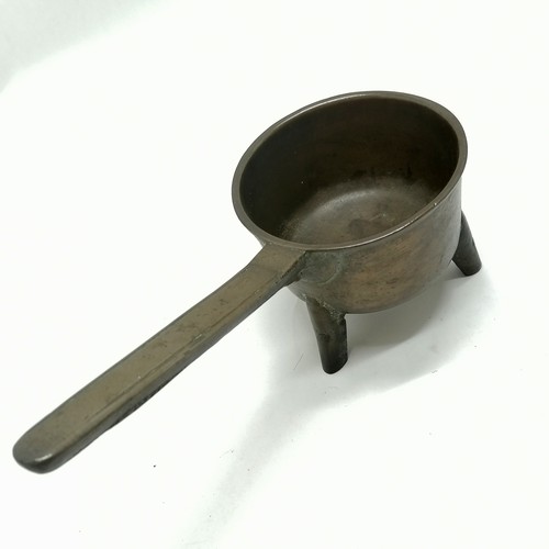 98 - Antique bronze 1 pint skillet on 3 high stile legs with PINT I B on handle - 26cm across x 11.5cm di... 