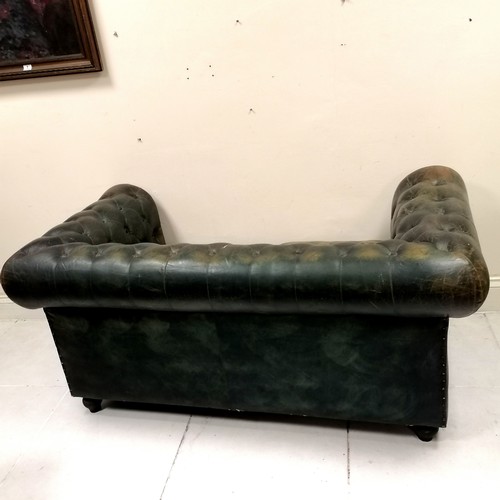 4 - Vintage dark blue leather 2 seater chesterfield settee, worn condition, 163 cm wide, 86 cm deep, 78 ... 