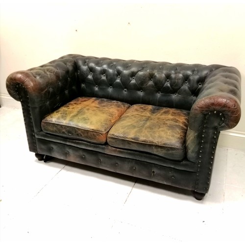 4 - Vintage dark blue leather 2 seater chesterfield settee, worn condition, 163 cm wide, 86 cm deep, 78 ... 