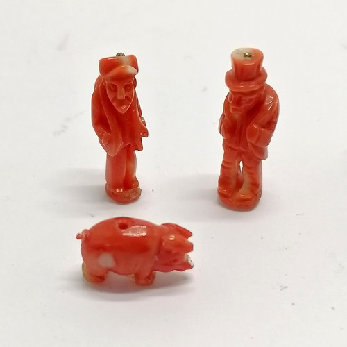 20 - Group of miniature items inc hand carved coral pig & men (1 wearing tophat), 2 pottery mudmen, jade ... 