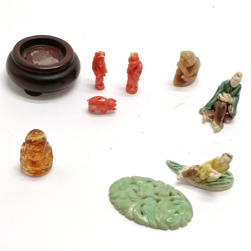 20 - Group of miniature items inc hand carved coral pig & men (1 wearing tophat), 2 pottery mudmen, jade ... 