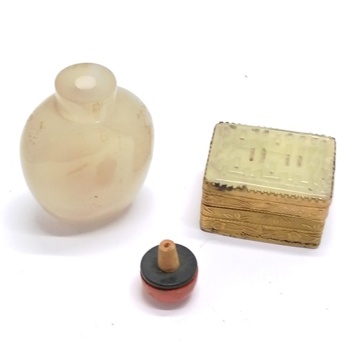 22 - Oriental hand carved hardstone (jade) snuff bottle - 6cm t/w hand carved hardstone jade mounted smal... 