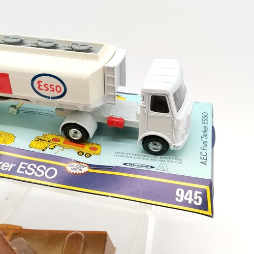 142 - Collection of boxed and unboxed Dinky toys including 725 F-4K Phantom II, 289 Routemaster bus, A.E.C... 