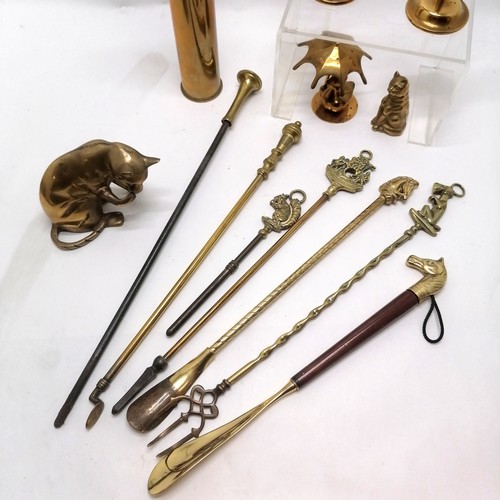 149 - 1919 brass shell case, 2 horse head shoe horns, 2 pokers, dog toasting fork, 2 brass cats tallest 13... 