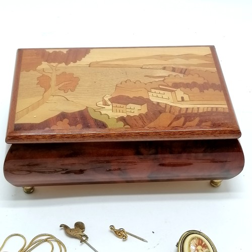 426 - Wooden Italian music box containing small qty of jewellery inc 9ct gold ring 'Mum' (0.8g & has been ... 