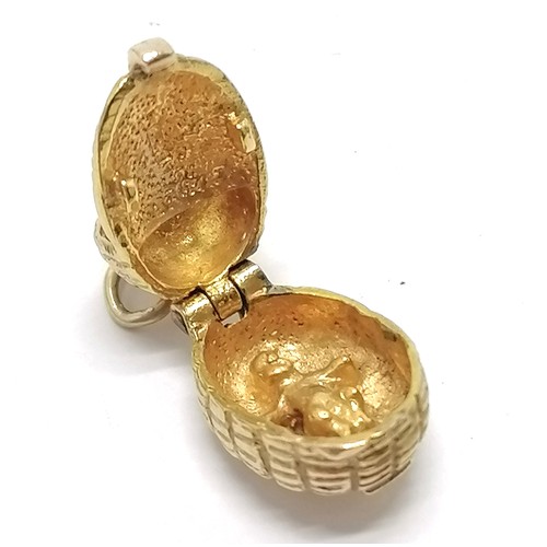 436 - 9ct hallmarked gold Nuvo moses basket charm that opens to reveal a baby 1.5cm long 2.6g