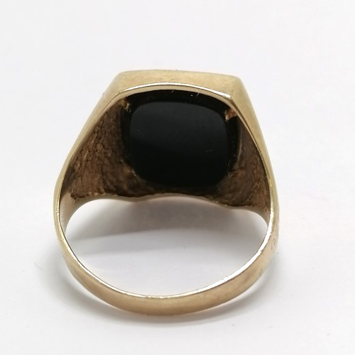 442 - 9ct hallmarked gold signet ring with Aries design onyx panel - size U & 5.9g total weight