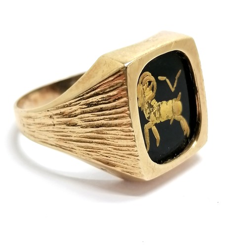 442 - 9ct hallmarked gold signet ring with Aries design onyx panel - size U & 5.9g total weight