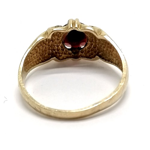 443 - 9ct hallmarked gold garnet stone set signet ring - size V & 3.8g total weight