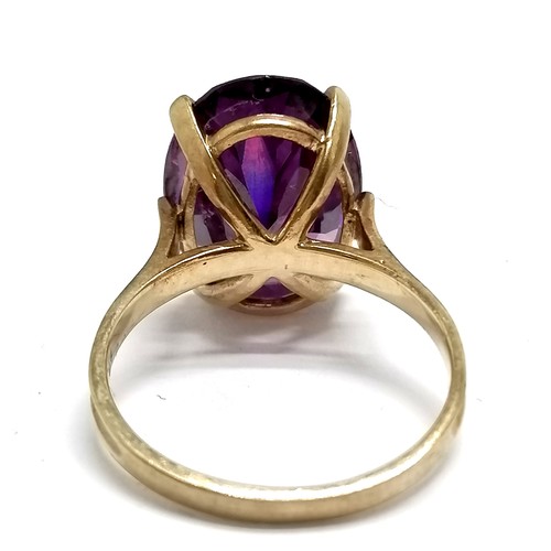 465 - 9ct marked gold purple stone set ring - size Q & 5.6g total weight