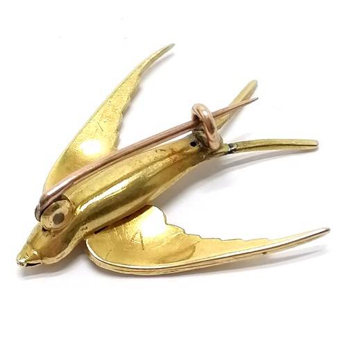 477 - Antique unmarked gold (touch tests as 15ct) bird / swallow brooch - 2cm & 4.2g