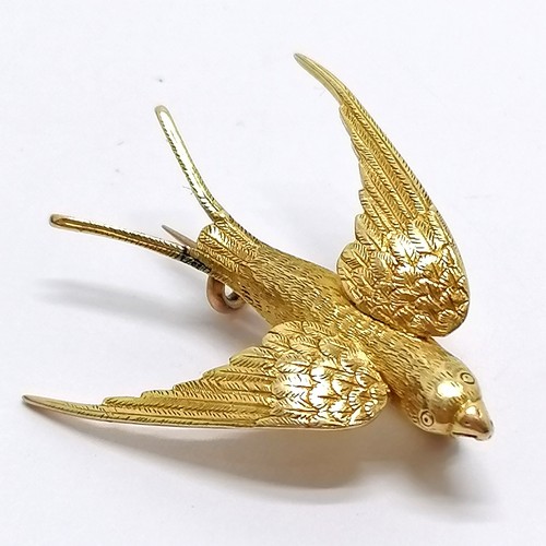 477 - Antique unmarked gold (touch tests as 15ct) bird / swallow brooch - 2cm & 4.2g