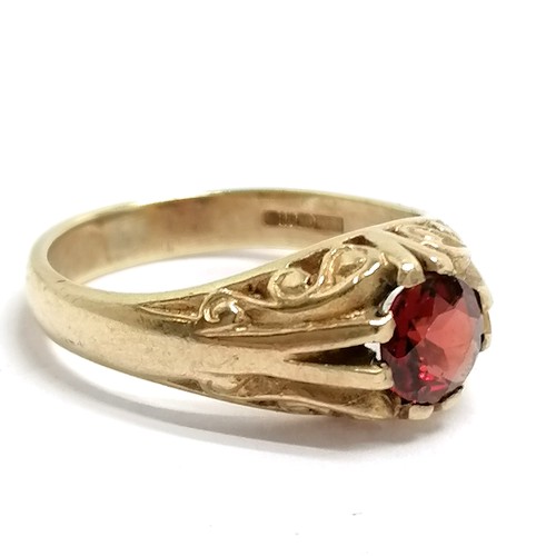 479 - 9ct hallmarked gold garnet set ring - size M & 4.1g total weight