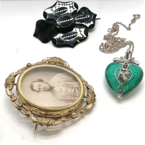 480 - Quantity of antique and vintage jewellery incl. silver Venetian heart pendant on chain, jet panel br... 