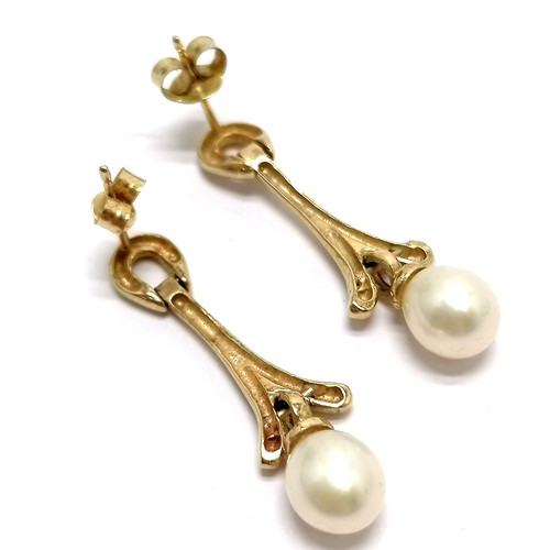 487 - Pair of 9ct hallmarked gold pearl drop eaarrings - 3cm drop & 2.8g total weight