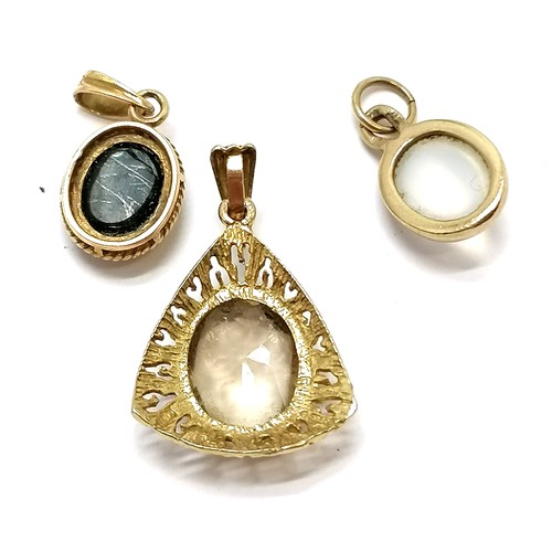 493 - 3 x gold pendants (14ct grey stone) & 9ct cabochon + citrine (2.5cm drop) - total weight (3) 4.8g