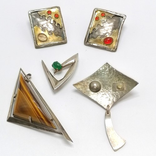 498 - Qty of silver jewellery - 3 brooches (with drop pendant 7cm by HW) + pair of earrings by JAC (1 ston... 