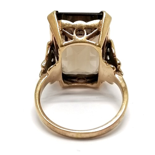 501 - 9ct marked gold smoky quartz ring - size M & 7g total weight